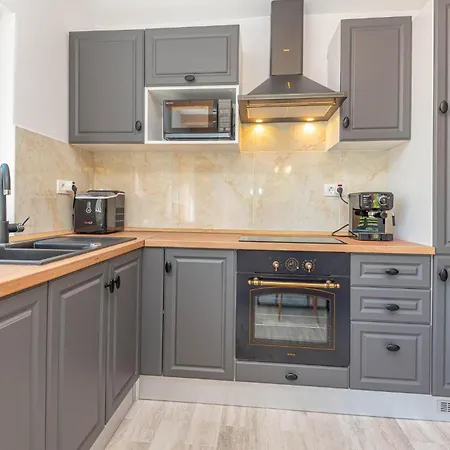 Vikendica 3 Bedroom Cozy In *