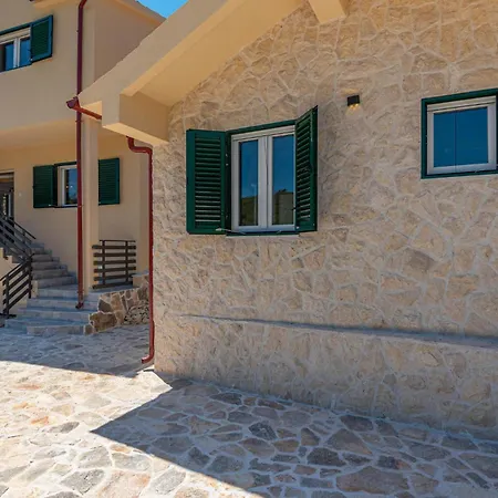 3 Bedroom Cozy In Ferienhaus Skradin